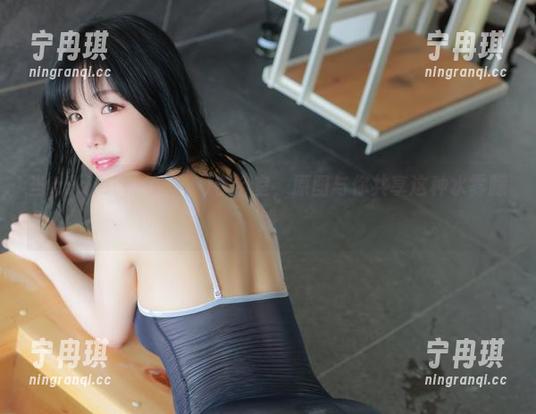 当Addielyn(에디린)在浴室，原图与你共享这种水雾朦胧