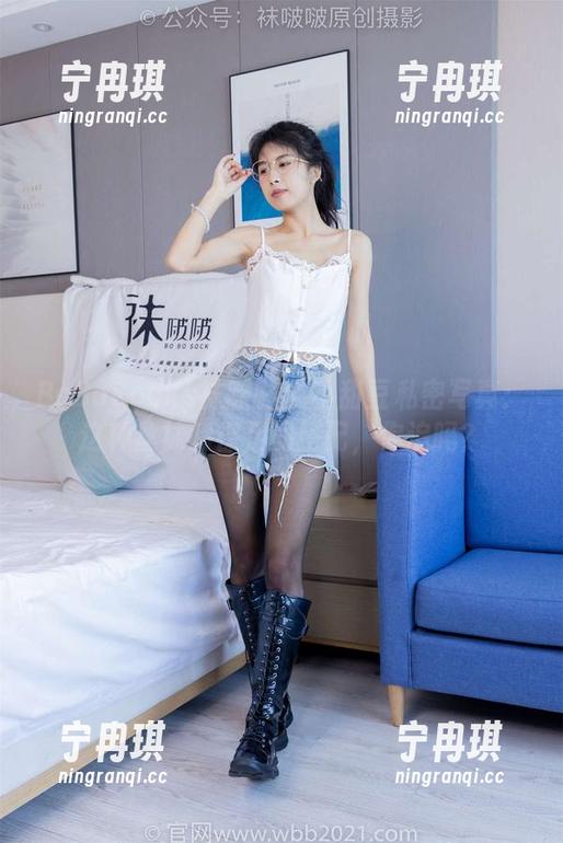 BoBoSocks袜啵啵-小甜豆 BoBoSocks袜啵啵 - 小甜豆私密写真:这种丝袜和裸足的搭配,你追吗?