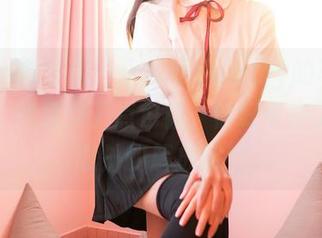 Feilin嗲囡囡 – 小蛮妖Yummy的写真又换新，裸足少了点包袱，恰好带来了一种意外的解放感！
