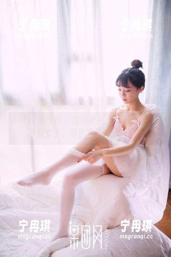 GIRLT果团网-Miss琪 GIRLT果团网 - 精选皮衣:Miss琪化身冷酷女王,背影透着一丝俏皮...