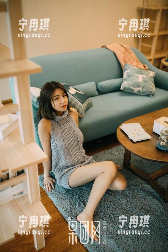 GIRLT果团网 - 从陈雅漫的黑丝图包里，我发现了一点…不太直白的东西。