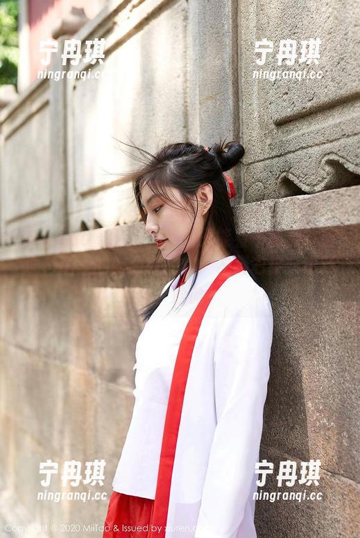 MiiTao蜜桃社-蜜蕊Mary MiiTao蜜桃社 - 美图只能看不能穿?蜜蕊Mary的高跟鞋让你“左脚右脚”也开心!哈哈!