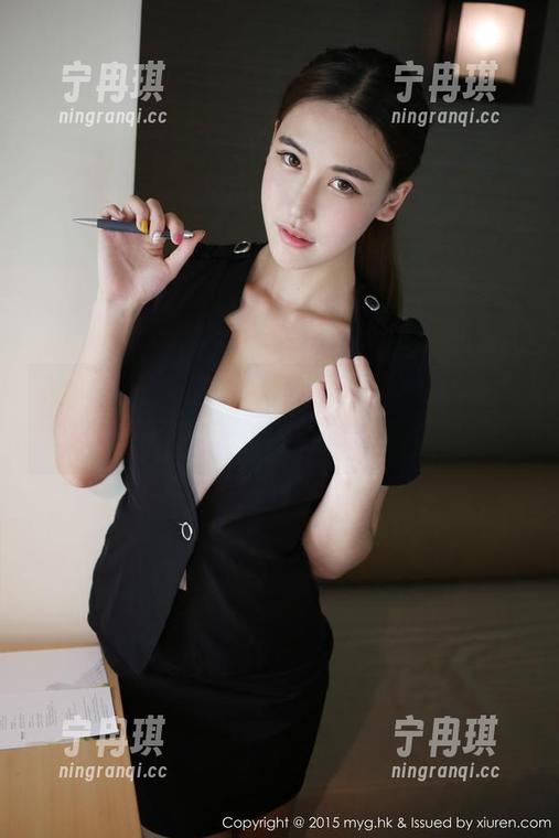 MyGirl美媛馆 - 无意间翻到唐琪儿il的图集，妹妹的眼神让我想到了小时候。