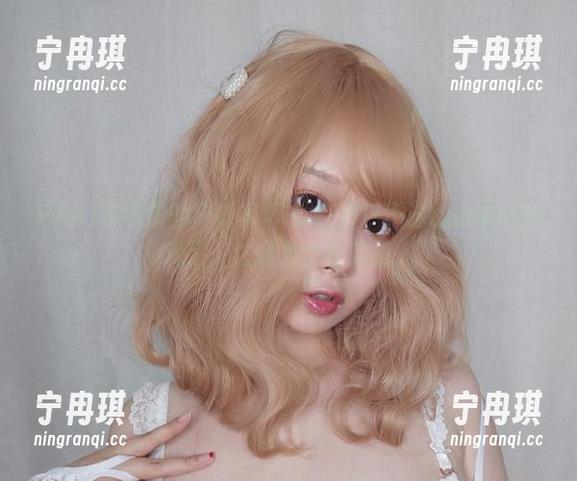 PAKI草莓酱 PAKI草莓酱的户外写真°就在那!不过cos本帖抢戏了,注意力全在这里。