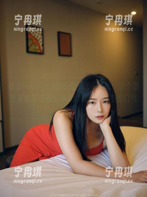 看着Pia(피아)的原图，我不禁想：这个职业装能否在周五外卖的放纵中稍稍松口气？