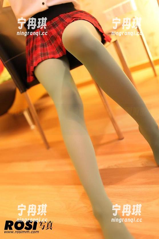 ROSI ROSI的写真集|翻开图册,恶作剧般的丝袜戏耍着我的思维。