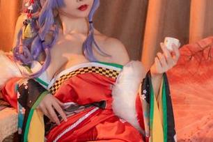 最新写真:Rioko凉凉子的欧根女仆,皱眉时的倔强真可爱。