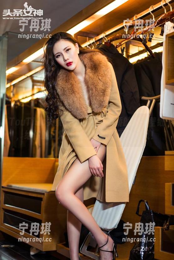 TouTiao头条女神-何娇娇 TouTiao头条女神 - 用何娇娇的可爱壁纸,给你的日常加点料,原图不怪我哦!