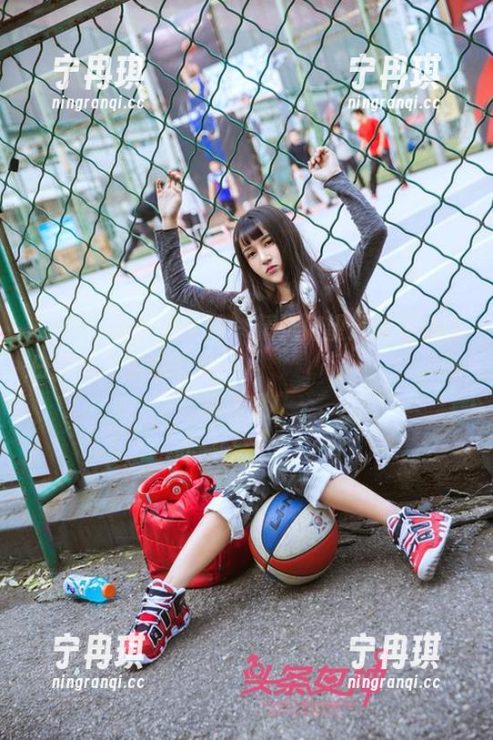 TouTiao头条女神-温心怡 TouTiao头条女神 - 精选仰望:躺在瑰丽白床单上的温心怡,всемпривет,够惊艳哦!