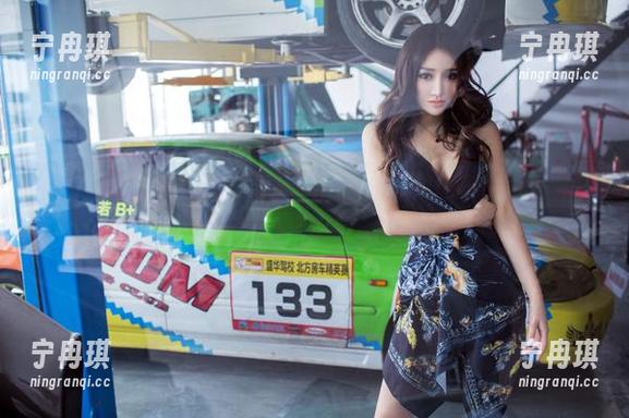 TuiGirl推女郎-王李丹尼 TuiGirl推女郎 - 私房美图里,王李丹尼的眼镜是不是让人想起“童年”啊?