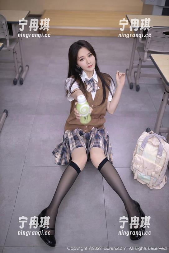 Xiuren秀人网-杨玉奴 Xiuren秀人网 - 杨玉奴的美图时光:精选礼服,不可思议的颜色