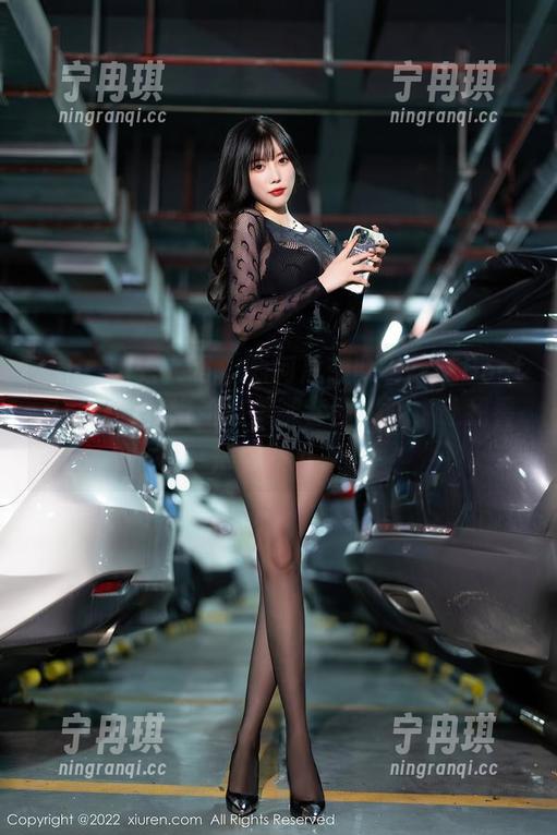 Xiuren秀人网-芝芝Booty Xiuren秀人网 - 为何总想盯着芝芝Booty?她的旗袍丝袜美腿套图资源,让我看得停不下来