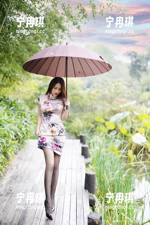 YouMi尤蜜荟 - 翻翻宋KiKi的短裙分享，就像是发现了一个小宇宙，里面的裙子都很特别。