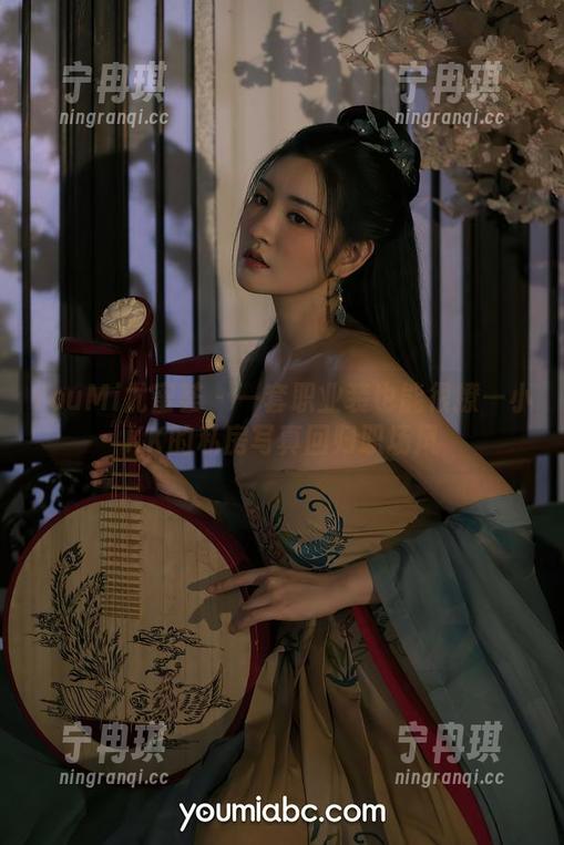 YouMi尤蜜荟-小KK YouMi尤蜜荟 - 一套职业装也能很撩—小KK的私房写真回归职场风