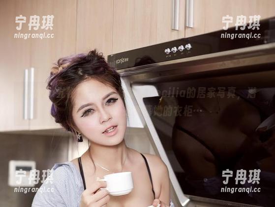YouWu尤物馆-陆萱萱Cecilia YouWu尤物馆 - 观看陆萱萱Cecilia的居家写真,潜意识里我开始羡慕她的衣柜…