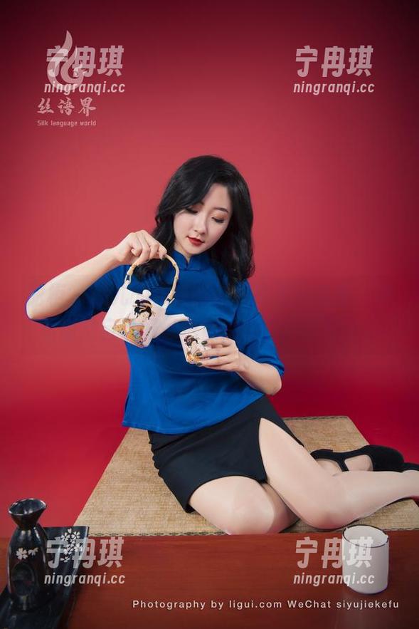丽柜-凉儿 丽柜 - 凉儿的先锋丽影在高清写真里,突然感觉自己好像也被她的气场牵动了。