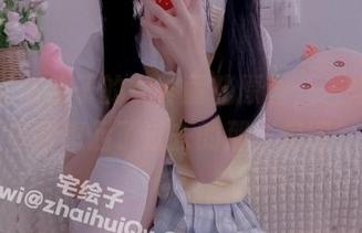 二阶堂宅绘子的女神面孔原图，一姐妹坐着却想起了过去的那些痴缠？