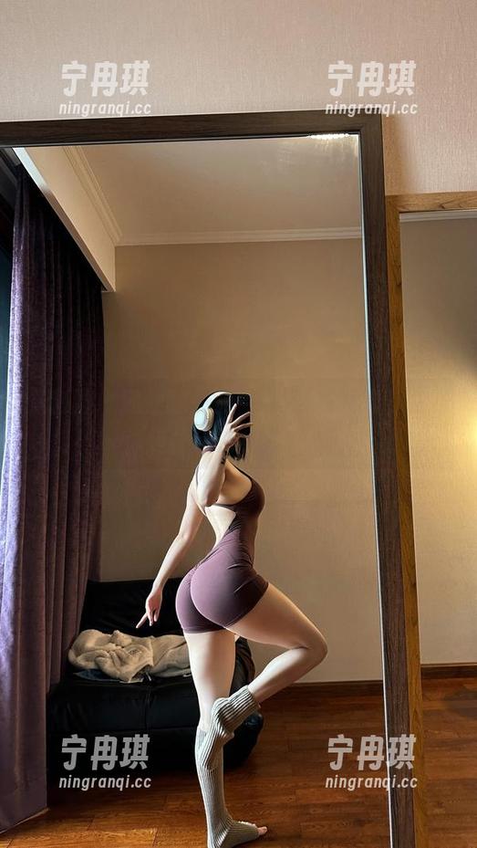 俏妞t 微密圈 - 随便翻一翻,俏妞t的写真,紧身连体带点小羞涩?