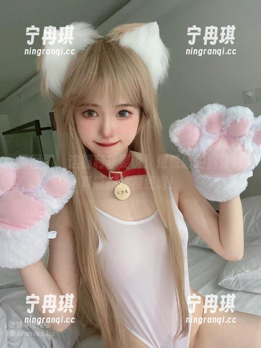 图图图，这福利非要说：倦倦喵的露背裙真能抓住视线啊！