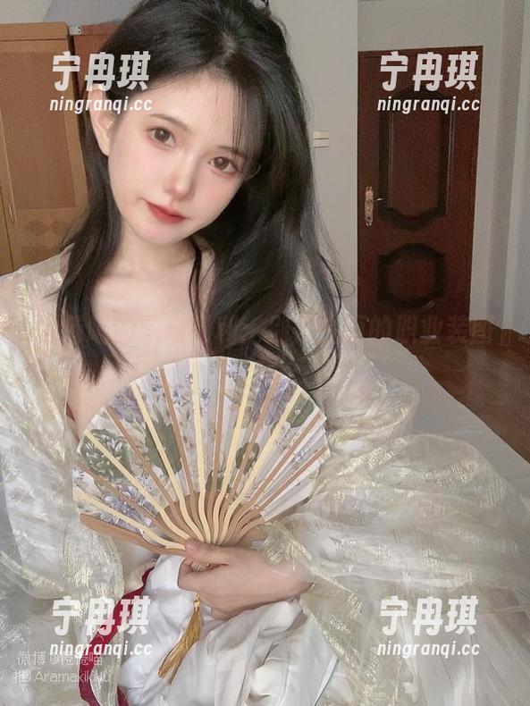 倦倦喵 倦倦喵的职场福利:别开生面的职业装图集