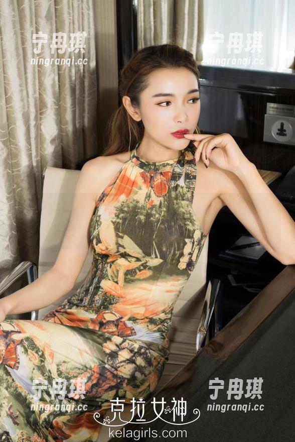 克拉女神-嘉萌 克拉女神 - 从无圣光到写真,嘉萌的吊带跨越了多少不为人知的距离?