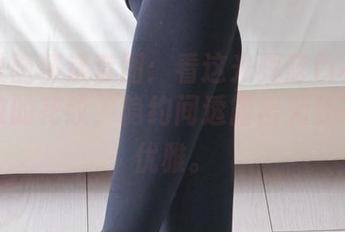 兔玩映画精选套图:看这光辉蓝色礼服上那细致的花纹,隐约间透露出无处不在的优雅。