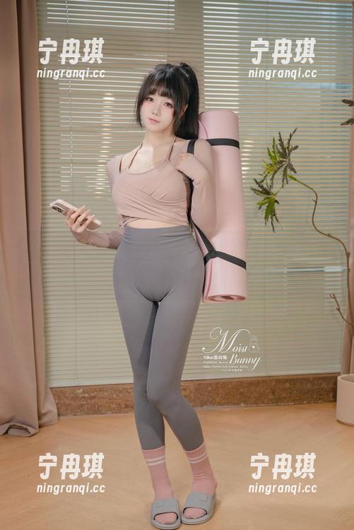 被“咬人小小兔”白裙在线原图惊艳到，真怕她顺便咬我！