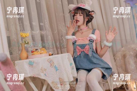精选咬人小小兔的短裙cos，真有种俏皮又撩人的感觉呢。