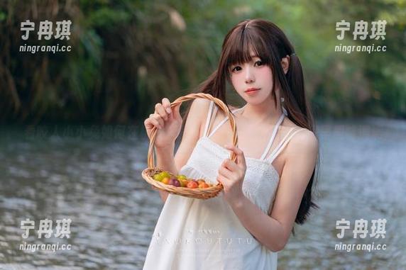 看咬人小小兔如何在桃子摇摇乐中丧失理智——私房里趣味满满