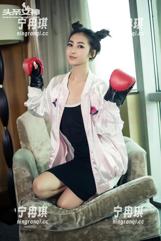 头条女神-余心曼 头条女神 - 图包来了!余心曼的礼服,这不是随便的事情哦,大家都知道她的比例绝不一般!