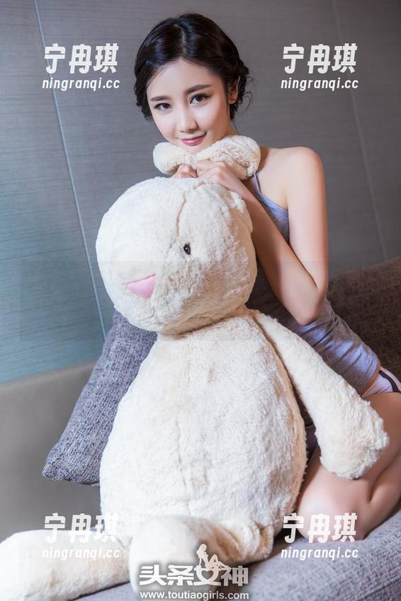 头条女神-尹菲 头条女神 - 尹菲的网袜大揭晓,让福利图片变得如此有趣,你敢信吗?