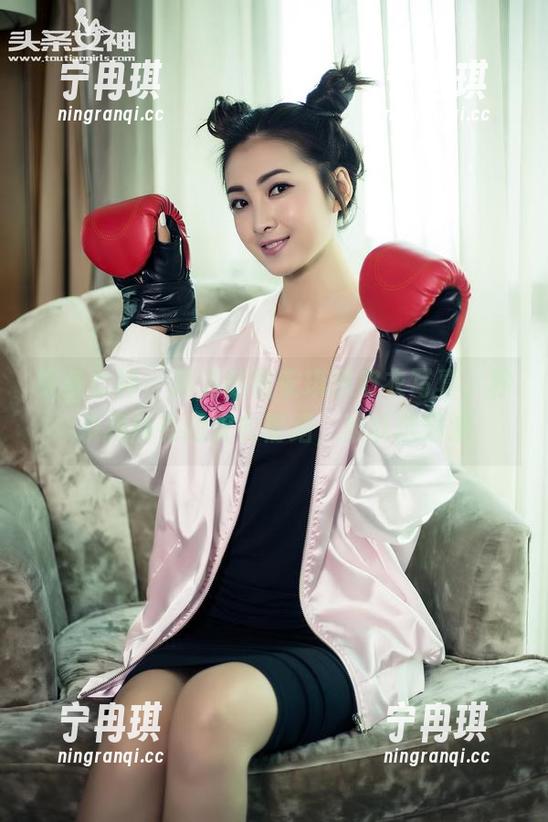 头条女神-童安琪 头条女神 - 精选的童安琪黑皮衣写真,秒杀我所有的皮衣情绪,难以选最爱