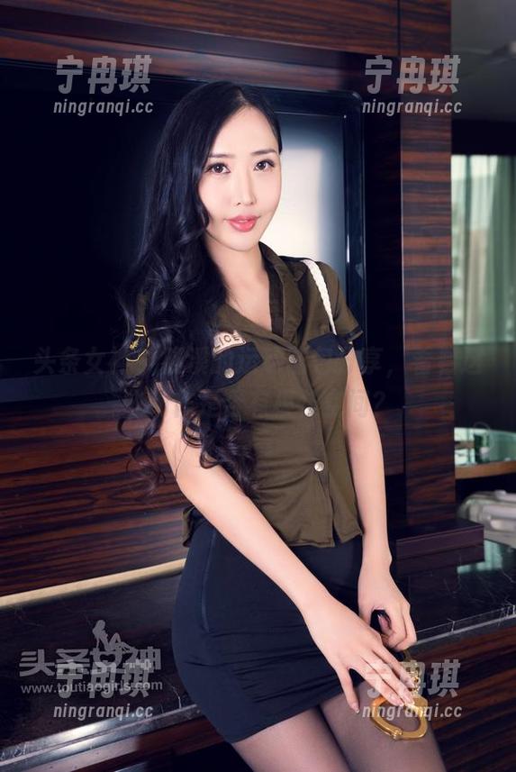 头条女神 - 筱溪的运动图包分享，看看这些动作是否有模仿空间？