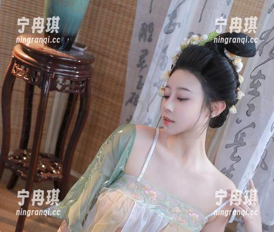 奈汐酱Nice 奈汐酱Nice私房穿搭,原图里的职业装也太撩了吧!