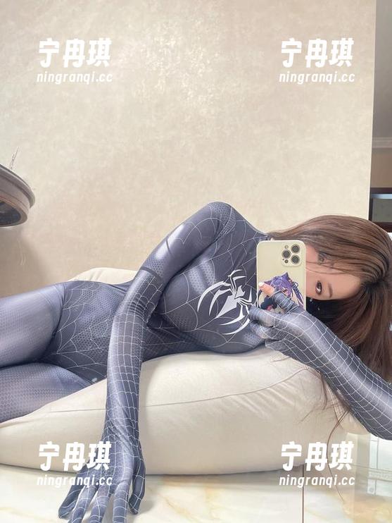 微密圈 - 奶宝妹纸的全套睡衣设计，有种深夜狂欢的错觉。