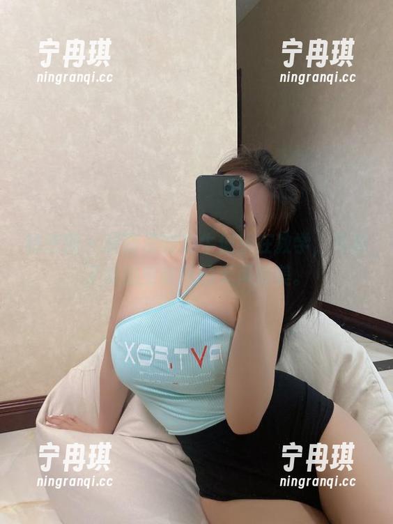 微密圈 - 原图里的奶牛似乎在教学，写满了对奶宝妹纸的无声赞美。