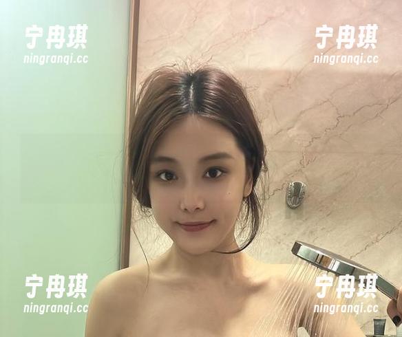 奶雯 微密圈 - 奶雯的墨绿内裤原图,可以说是视觉上的小福利一枚!