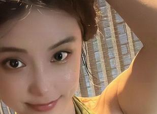 微密圈 – 烈焰般的红色战衣,奶雯私拍图集,热得有点过分