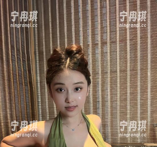 奶雯 微密圈 - 奶雯的灰丝写真:这姿态,绝妙得让我考虑是不是要学“摆pose”了。