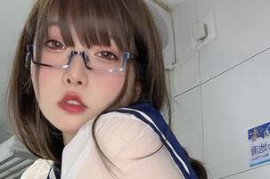 小泉学姐吖的泳装作品集,恰到好处的暗示,总是让人想偷偷瞄上几眼!