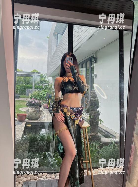 小玉吃果冻 微密圈 - 和服之下,小玉吃果冻在干嘛?看完这免费图集,你会发现…其实没啥。
