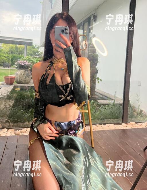 小玉吃果冻 微密圈 - 写真里的小玉吃果冻,牛奶般光滑,幸好没有瓶盖,不然都能给拧开了!