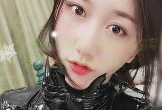 微密圈 – 小玉吃果冻的红色睡衣私房写真——有没有觉得睡得太好了?