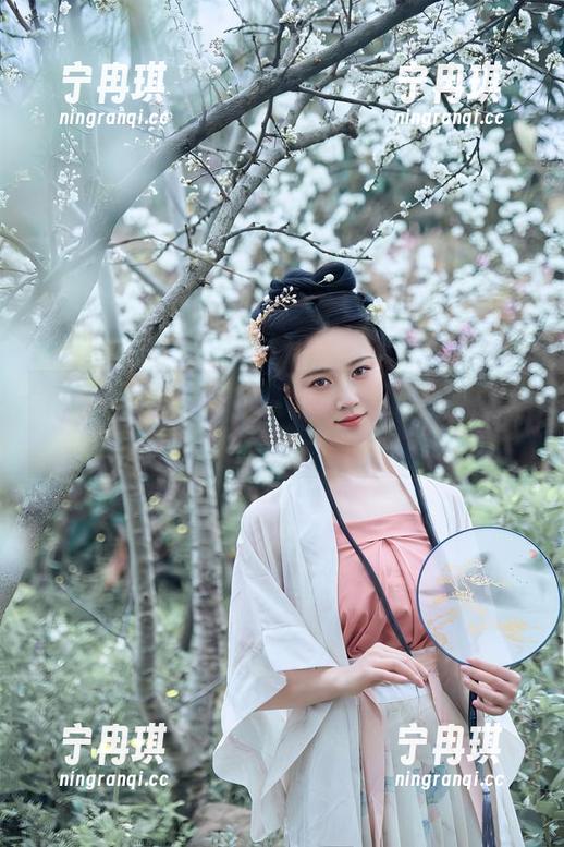 年年Nnian 千万别错让肉丝的美好在你的画面消失,快来下载年年Nnian的套图。