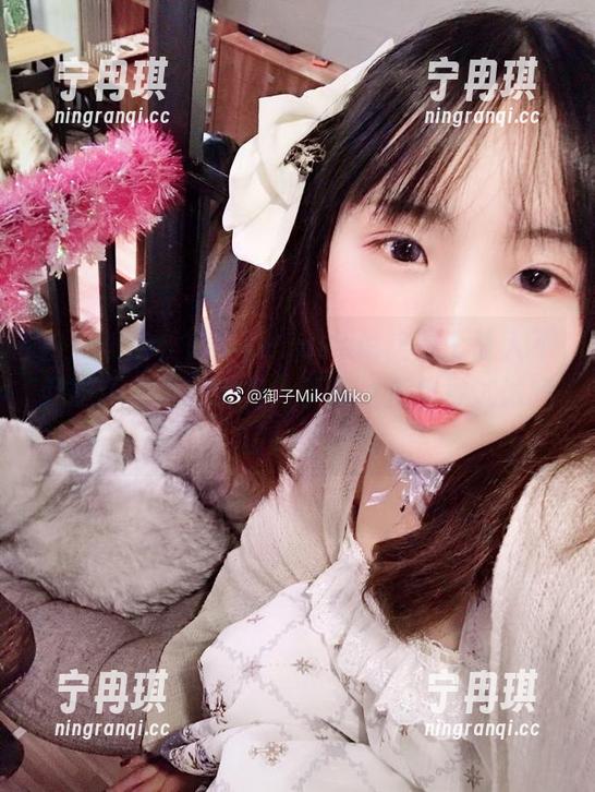 御子Yumiko 白色美图,御子Yumiko说这是个让人不敢吃巧克力的地方,下载之后你敢试试吗?