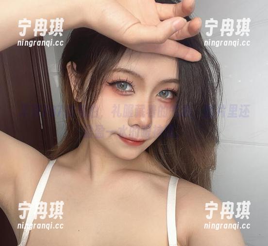 末夜787 末夜787的私拍,礼服藏着的气息,图片里还盈盈一水的眼神呢。