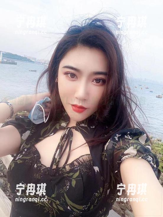 林子喵Lynne 微密圈 - 林子喵Lynne的短裙私房图包,两个字:绝了。