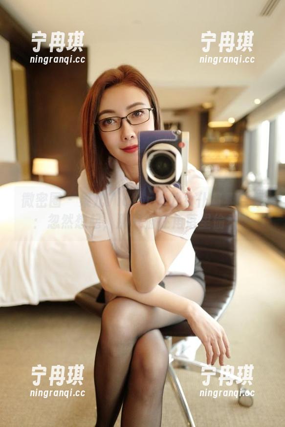 果儿Victoria 微密圈 - 果儿Victoria的女仆写真合集:忽然想起,那只猫在角落里偷看…