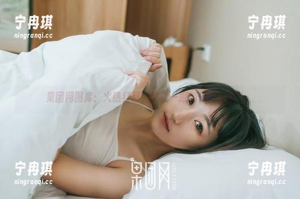 果团网图库：火热红唇，随便一抿都像要出事儿。