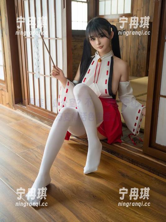 桜井宁宁 最新图库:办公室?不,桜井宁宁让这个地方变得活色生香。